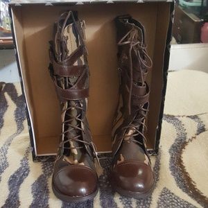Womens camo boots nwt